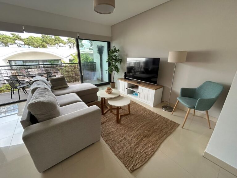 Salon lumineux de l’appartement à Palmela Village près de Setúbal